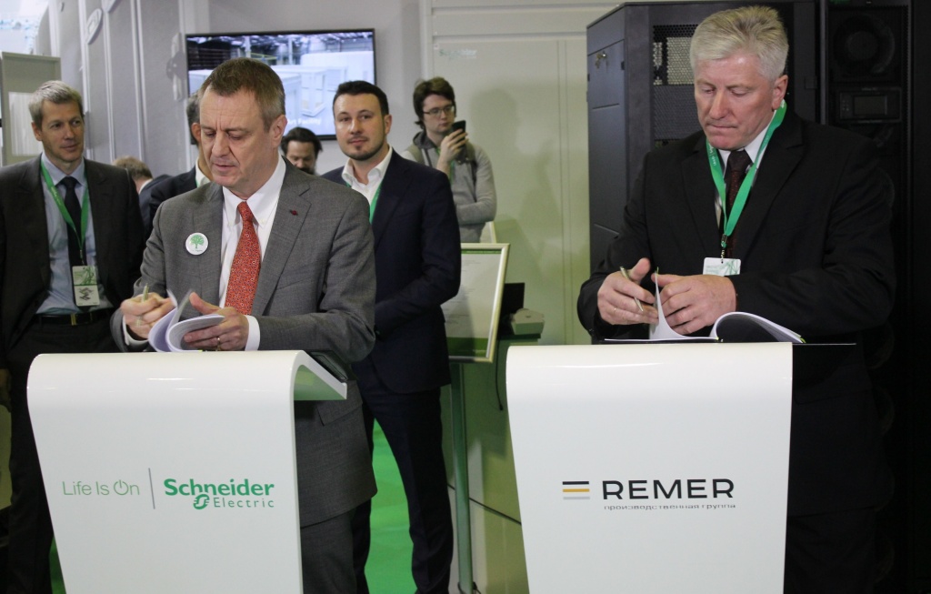 Серверные шкафы Schneider Electric