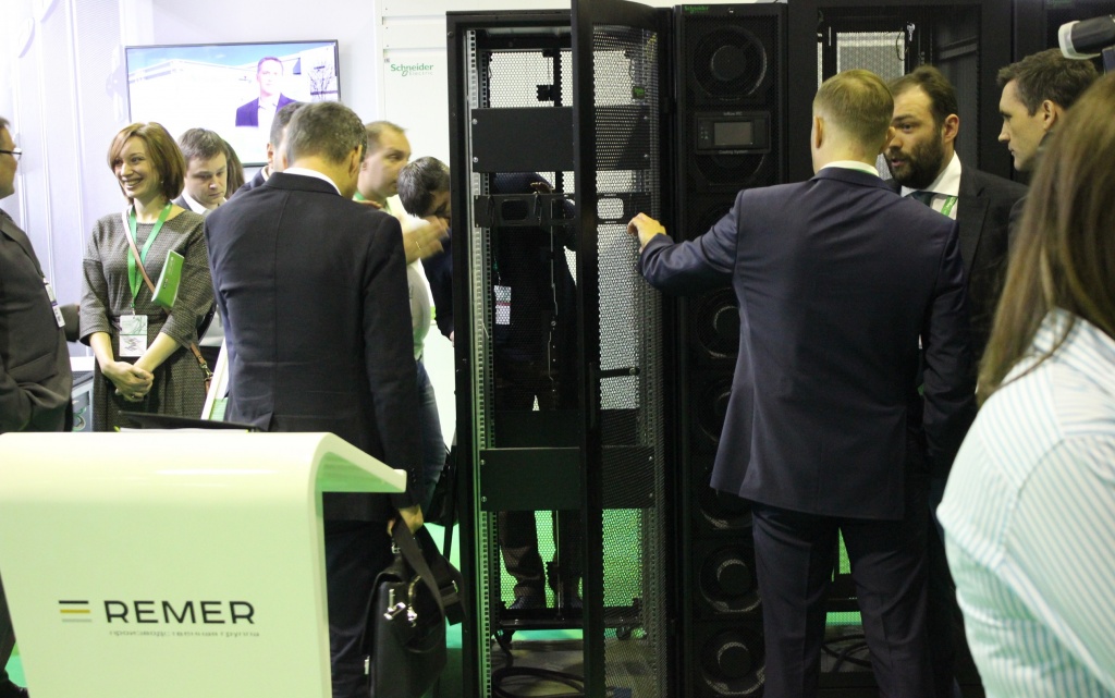 Серверные шкафы Schneider Electric