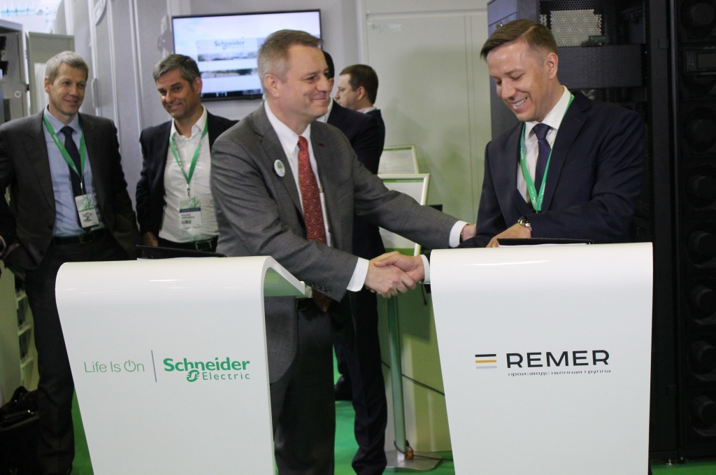 Серверные шкафы Schneider Electric
